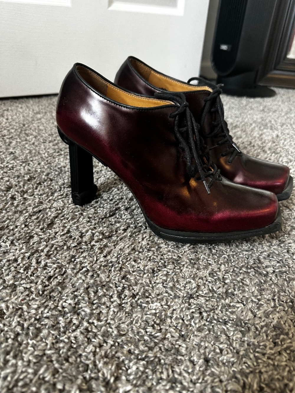 Rare John Fluevog Queens of Prussia Burgandy bootie heels